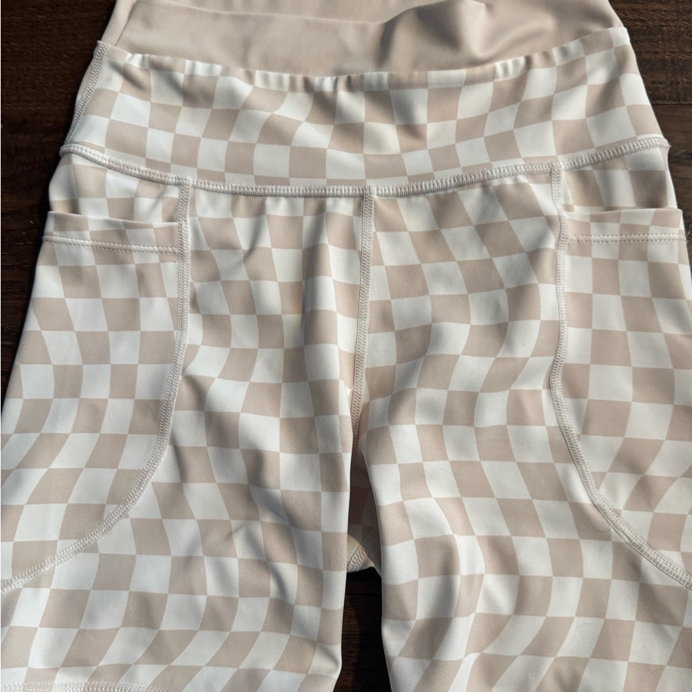 Wilo women’s small Checkered Tan Women's Shorts trendy excellent condition - Picture 2 of 7